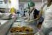 Para pekerja menyiapkan makanan penyambut jamaah haji Indonesia.