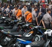 Para pelaku kriminal dijaga oleh Polisi saat ekpose tindak kriminal tahun 2011 di Mapolres Bogor, Cibinong, Jabar.