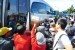 Para pemudik berdesakan saat akan menaiki bus jurusan Bandung-Tasikmalaya, di Terminal Cicaheum, Kota Bandung, Ahad (3/7). (Foto: Mahmud Muhyidin)