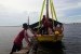 Para pengunjung Pantai Ancol menikmati wahana perahu yang mengelilingi pantai di utara Jakarta, Senin (26/6).