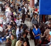 Para penumpang di bandara Soekarno-Hatta, Tangerang, Banten.