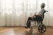 Pasien stroke lanjut usia (lansia) duduk di atas kursi roda (ilustrasi). Pasangan dari pasien strok, serangan jantung, dan gagal jantung berisiko lebih besar untuk mengalami depresi.