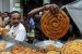 Pedagang di Bangladesh menjual makanan tradisional untuk berbuka puasa di Dhaka, Bangladesh.