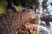 Pedagang kurma melayani pembeli di salah satu stan di kawasan wisata religi makam dan masjid Sunan Ampel, Surabaya, Jawa Timur, Jumat (16/4/2021). Menurut pedagang, penjualan kurma yang dibanderol mulai harga Rp20.0000 hingga Rp650.000 per kilogram tergantung jenisnya tersebut meningkat hingga dua kali lipat dibanding hari biasanya.