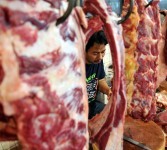 Pedagang melayani pembeli daging sapi di Pasar Tebet, Jakarta, Selasa (20/12). (Republika/Wihdan Hidayat)