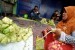   Pedagang menggelar kulit ketupat di Pasar Kanoman, Cirebon, Ahad (27/7). (Republika/ Wihdan)