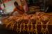 Pedagang menjual daging ayam potong, Selasa (15/3/2022). Sepekan jelang Ramadhan, harga daging ayam dan daging sapi di pasar tradisional di Kota Cirebon, Jawa Barat, mengalami kenaikan.