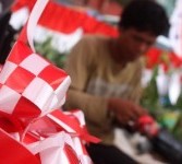 Pedagang menjual ketupat Merah Putih di pasar Tanah Abang, Jakara Pusat. Aksesori ini memadukan semarak Ramadhan dan semangat peringatan HUT Kemerdekaan RI.