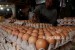 Konsumsi Protein untuk Menjaga Daya Tahan Tubuh Saat Puasa. Foto ilustrasi: Pedagang menyusun telur di salah satu pasar tradisional di Makassar, Sulawesi Selatan (Ilustrasi)