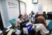 Pegawai melayani peserta Badan Penyelenggara Jaminan Sosial (BPJS) Kesehatan di Kantor BPJS Kesehatan cabang Jakarta Selatan, Rabu (25/11).