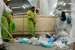 Arab Saudi Serius Tangani Pengelolaan Limbah. Foto:    Pekerja kebersihan asal Bangladesh membersihkan sesampahan di Jamarat, Mina, Kamis (23/8). Sekurangnya 42 ribu ton sampah dihasilkan musim haji kali ini.