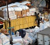 Pekerja melakukan bongkar muat barang di tempat jasa pengiriman barang di kawasan Tanah Abang, Jakarta, Senin (25/7). Jelang bulan Ramadhan, aktivitas pengiriman barang mulai meningkat.