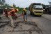 Pekerja memperbaiki Jalan Lintas Sumatra (Jalinsum) di Pemayung, Batanghari, Jambi, Senin (20/5/2019).
