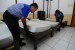 Pekerja merapikan tempat tidur kamar asrama jemaah calon haji di Asrama Haji Donohudan, Ngemplak, Boyolali, Jawa Tengah, Kamis (12/7). 
