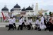 Pelajar melintas di depan Masjid Raya Baiturrahman saat mengikuti pawai keliling kota di Banda Aceh, Aceh, Selasa (30/4/2019). 