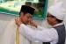 Pemimpin pondok pesantren Al-Kautsar Al-Akbar Buya Syekh Ali Akbar Marbun memakaikan jubahnya kepada Ketua Umum DPP Partai Demokrat (PD) Anas Urbaningrum