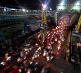 Pemudik bermotor antre masuk ke Pelabuhan Merak, Banten, Ahad (28/8).