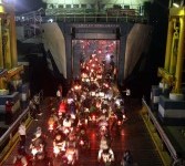 Pemudik bermotor masuk ke kapal feri di Pelabuhan Merak, Banten, Ahad (28/8). PT. Angkutan Sungai, Danau, dan Pelabuhan (ASDP), Indonesia Ferry menyiapkan dua kapal khusus bagi sepeda motor.