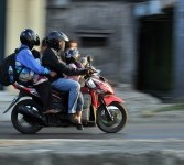 Pemudik bermotor melintas di Palimanan, Cirebon, Jawa Barat Sabtu (3/9). (Republika/Wihdan Hidayat)