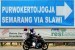  Pemudik menggunakan kendaraan sepeda motor memasuki daerah perbatasan Propinsi Jawa Barat dengan Jawa Tengah di Kabupaten Brebes, Jawa Tengah, Kamis (16/8). (Aditya Pradana Putra/Republika)