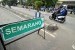  Pemudik menggunakan sepeda motor mulai terlihat di jalan Pantura, Pemalang, Jawa Tengah, Senin (21/7). (Republika/ Wihdan)