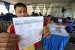 Pemudik menunjukkan formulir pendaftaran angkutan gratis untuk sepeda motor di Stasiun Pasar Senen, Jakarta, Selasa (21/6). 