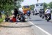 Pemudik motor beristirahat di bahu jalan Pantura, Indramayu, Jawa Barat, Selasa (14/7). Panasnya cuaca ditambah lamanya perjalanan membuat para pemudik motor sejenak beristirahat untuk menghilangkan lelah dan kantuk