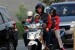  Pemudik motor membawa anak mereka yang masih kecil saat melintas di kawasan Karawang, Jawa Barat, Selasa (20/7).