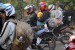   Pemudik sepeda motor dengan muatan barang yang melebihi batas melintas di jalur alternatif Cilamaya-Cikalong, Karawang, Jawa Barat, Jumat (17/8).  (Aditya Pradana Putra/Republika)