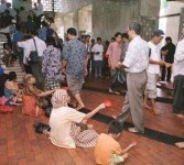 Pengemis di Masjid Istiqlal, Jakarta, saat Ramadan.
