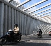 Pengendara sepeda motor melintasi terowongan Jalan Lingkar Nagreg, Kabupaten Bandung, Jawa Barat, Sabtu (27/8) untuk menuju ke arah Kota Bandung atau ke arah barat. 