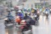 Pengendara sepeda motor memacu motornya saat hujan turun (Ilustrasi)