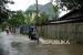 Pengendara sepeda motor menerobos banjir di Jalan Pasaran Keke, Kelurahan Batua, Makassar, Sulawesi Selatan, Kamis (20/1/2022). Banjir yang memutus akses kendaraan menuju salah satu permukiman penduduk itu akibat hujan dengan intensitas tinggi yang mengguyur daerah itu sejak Selasa (18/1/2022). BPBD Makassar Siagakan Personel di Titik Rawan Banjir
