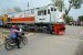 Pengendara sepeda motor menghentikan kendaraannya saat sebuah kereta api melintas di perlintasan kereta api tanpa palang pintu di Kelurahan Kemijen Semarang, Jawa Tengah, Kamis (9/7).