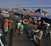 Pengguna jalan memadati jalur alternatif mudik di depan pasar Ciborelang, Jatiwangi, Jawa Barat, Rabu (24/8). 