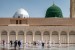 Pengunjung berjalan dengan latar kubah hijau yang menjadi lokasi makam Nabi Muhammad SAW, Abu Bakar as Siddiq, dan Umar bin Kattab di Masjid Nabawi, Madinah, Arab Saudi, Senin (6/5/2019). 