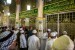 Pengunjung berziarah di depan makam Nabi Muhammad SAW, Abu Bakar as Siddiq, dan Umar bin Khattab di Masjid Nabawi, Madinah, Arab Saudi, Senin (6/5/2019). Adab Ziarah ke Makam Rasulullah di Madinah
