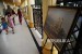  Pengunjung melihat karya fotografi yang dipamerkan pada koridor Islamic Center, Mataram, Lombok, Ahad (28\5). 
