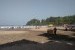 Pengunjung memadati kawasan wisata pantai di selatan Kabupaten Sukabumi seperti Pantai Palabuhanratu sehari setelah lebaran Kamis (6/6). 