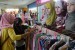 Pengunjung memilih busana muslim di sebuah pusat perbelanjaan di Jakarta, Senin (5/6).