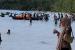 Pengunjung menikmati Objek wisata Pantai Ngurbloat di Desa Wisata Ngilngof, Kecamatan Manyeuw, Kabupaten Maluku Tenggara, Maluku saat libur hari raya Idul Fitri 1445 H. 