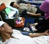 Pengunjung Republika Ramadhan Fair diambil darahnya oleh Petugas Palang Merah Indonesia (PMI) di Masjid At-Tin, Jakarta, Kamis (4/8). Donor darah ini bagian dari rangkaian acara Republika Ramadhan Fair. 