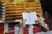  Pengunjung toko tengah memilih kitab suci Al Quran dan buku agama yang akan dibeli di los buku, Pasar Senen, Jakarta Pusat, Senin (16/7).  (Aditya Pradana Putra/Republika)