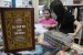  Pengunjung toko tengah memilih kitab suci Al Quran dan buku agama yang akan dibeli di los buku, Pasar Senen, Jakarta Pusat, Senin (16/7).  (Aditya Pradana Putra/Republika)