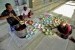 Pengurus masjid mempersiapkan beberapa mangkuk bubur India untuk hidangan berbuka puasa, di Masjid Jami Pekojan Semarang, Senin (30/6).