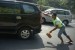 Penjaja jasa ganjal ban mobil mendorong kendaraan pemudik di tanjakan Lingkar Gentong, Tasikmalaya, Jawa Barat (ilustrasi)