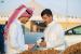 Penjual dan pembeli bertransaksi dalam Festival Kurma di Buraidah, Arab Saudi, Selasa (9/8/2022).