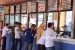  Penumpang membeli tiket bus di Terminal Kampung Rambutan, Jakarta Timur, Jumat (24/6). (Republika/ Yasin Habibi)