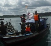 Perahu kayu sewaan yang dijadikan mobile clinic.