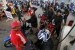 PERMINTAAN BBM MENINGKAT. Petugas melayani ratusan antrian pemudik di SPBU Cilamaya, Jawa Barat, Kamis (16/8).